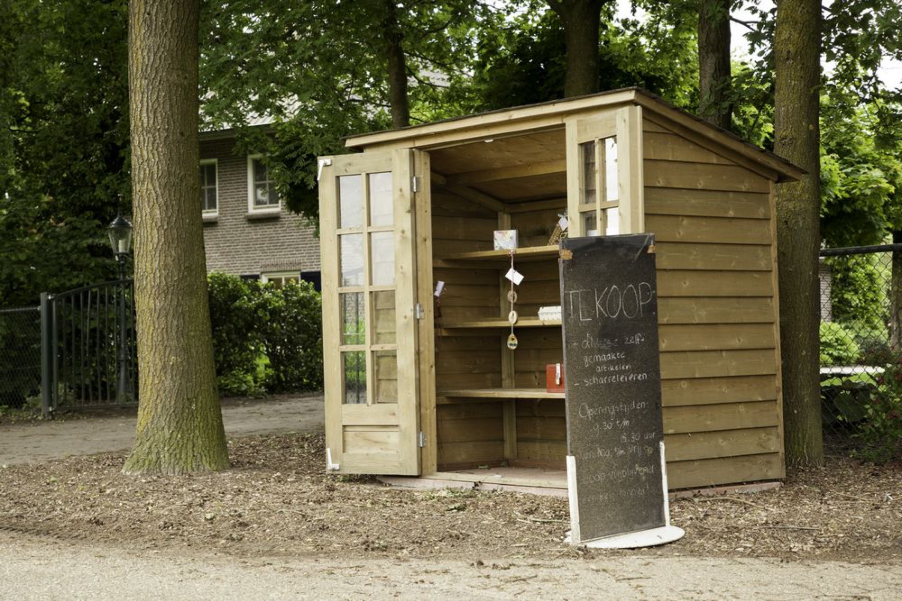 Houten kastje op het erf